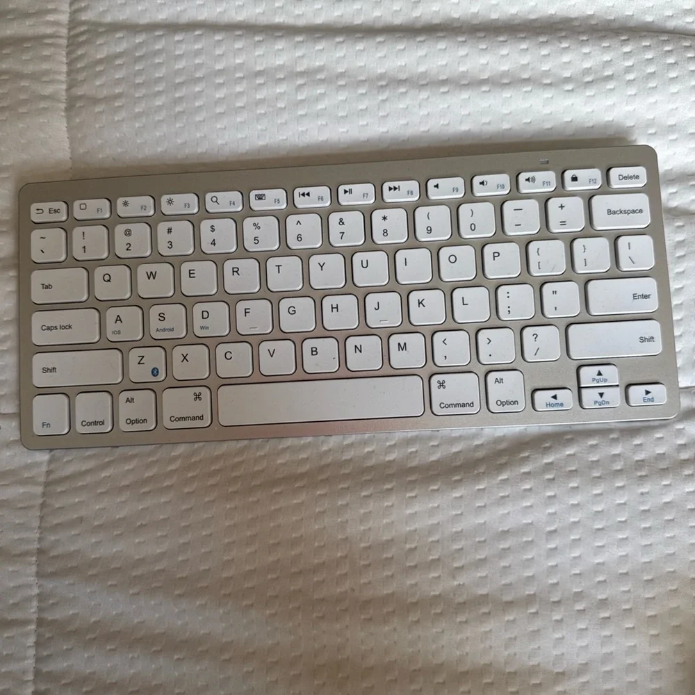 Wireless Anker White Keyboard